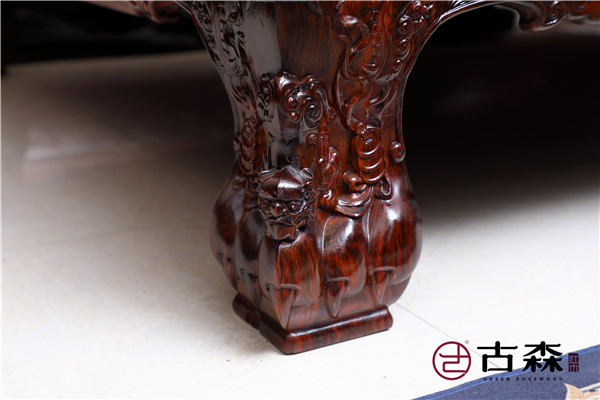 《金玉满堂沙发》腿足雕以麒麟，寓意镇宅祈福